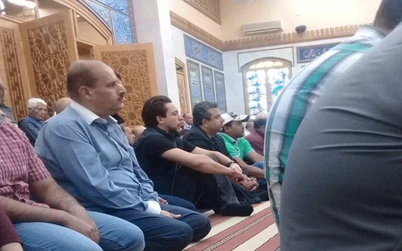 بالصور.. الامير الحسين يؤدي صلاة الجمعة
