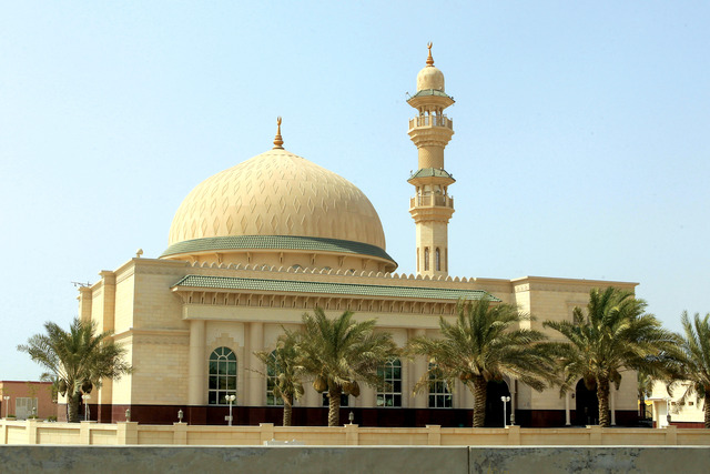 السلط.. مخمور يقتحم مسجدا ويرفع الأذان