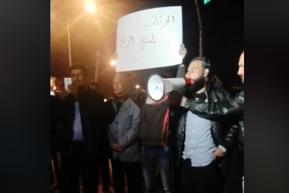 مسيرة في ذيبان تطالب بالافراج عن