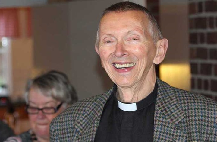 متأثر بلاجئ مغربي .. قس سويدي