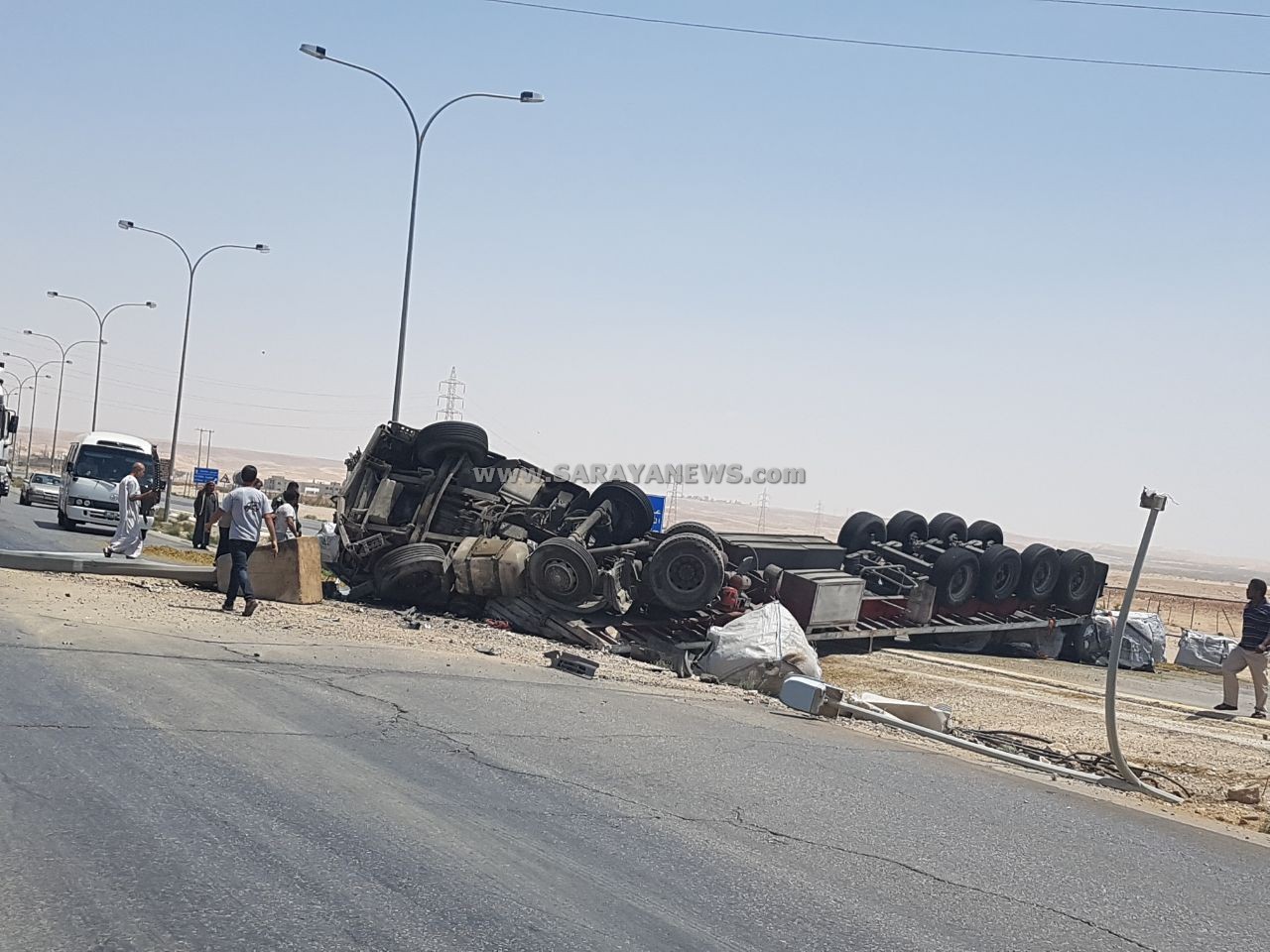 اصابة سائق بانقلاب شاحنته على الطريق