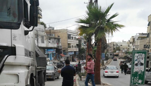 مواطنون يوزعون الحلوى في شوارع عجلون
