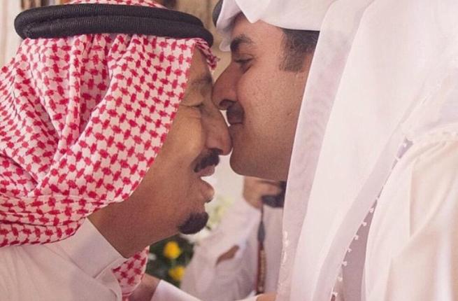 أمير قطر يعزي العاهل السعودي