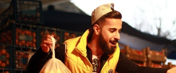 صوته وهو يغني خلال بيع البرتقال