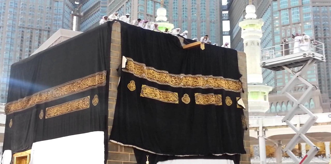 أمير مكة يغسل الكعبة بماء زمزم