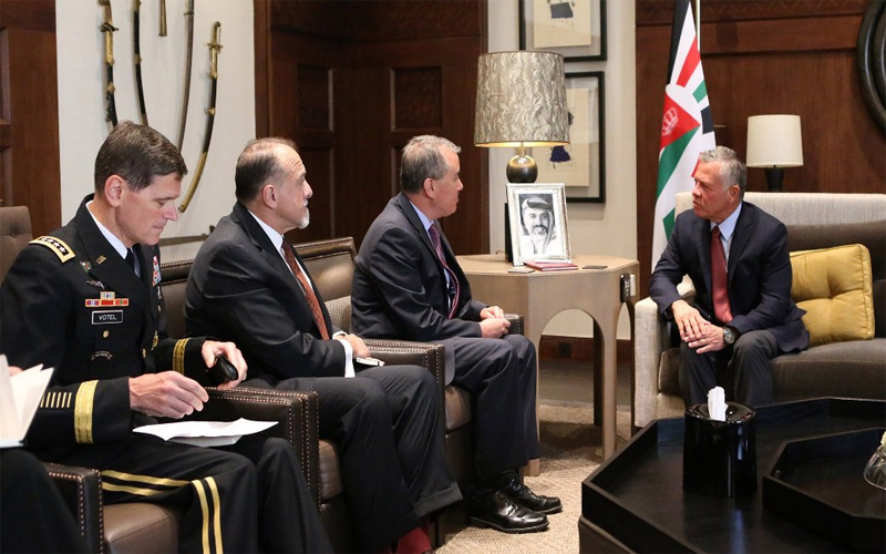 الملك يستقبل وكيل وزارة الدفاع الأمريكية