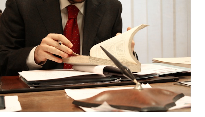 مؤسسة حكومية توقع عقدا مع محام