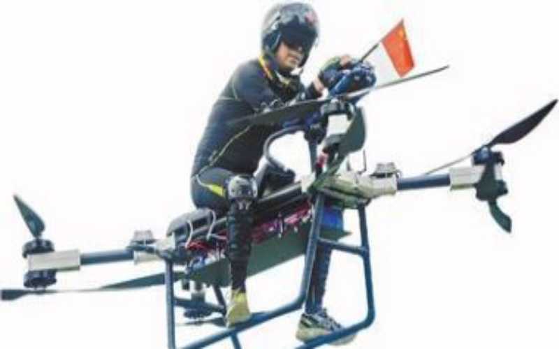 صيني يصنع دراجة نارية طائرة