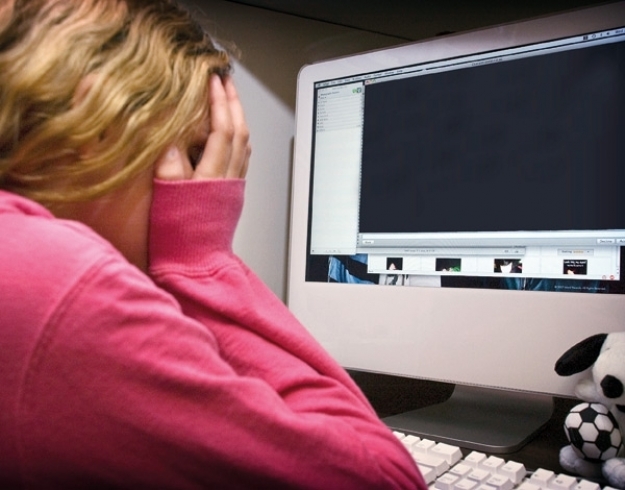إحذروا إنه التنمر الإلكتروني Cyberbullying
