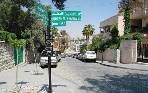 تركيب 600 لوحة خضراء على اعمدة