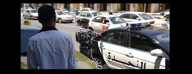 مواطن يكسر واجهات مؤسسة تمويلية في