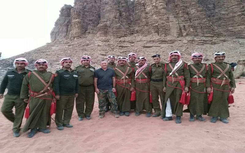 صورة.. .الملك يزور وحدة الهجانة