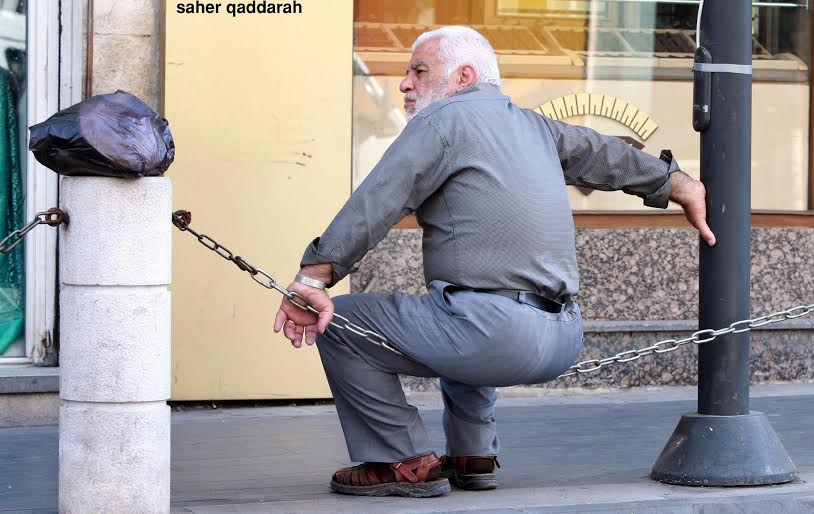 لم يعد في الشارع متسع لخطوتك..
