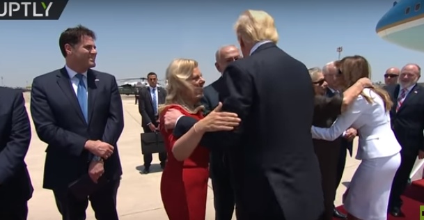 بالفيديو.. موقف محرج لنتنياهو لحظة استقباله