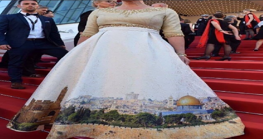 وزيرة إسرائيلية ترتدي ثوبا يحمل صورة