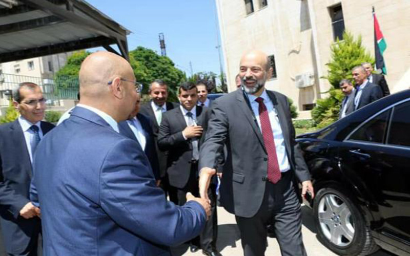 الرزاز يؤكد ان الارتقاء بالتعليم من