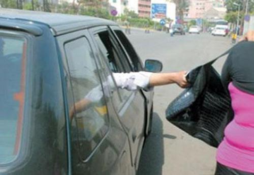 القبض على مجرمين امتهنوا خطف حقائب