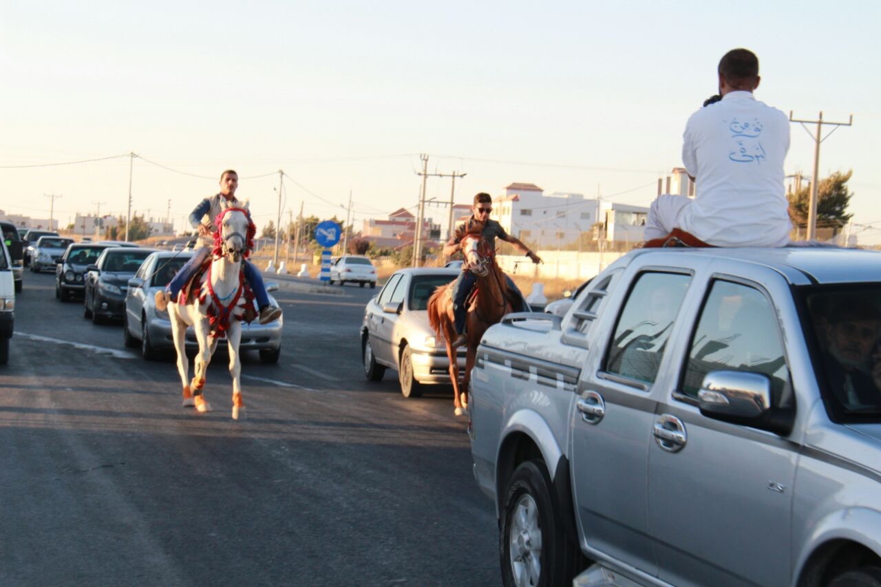 استقبال مهيب لقيادات الاخوان تقدمته الخيول
