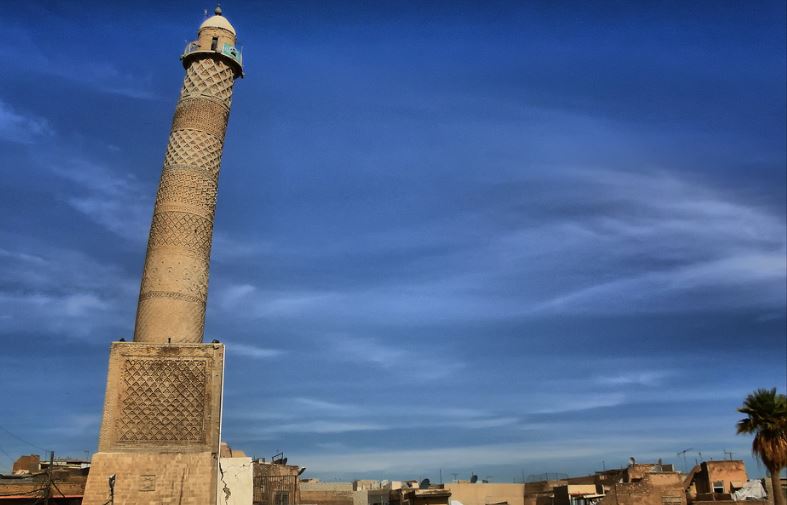 عصابة داعش تفجر مأذنة الحدباء التاريخية
