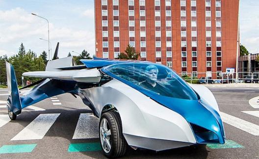 طيار فرنسي يعبر القنال الإنجليزي بسيارة