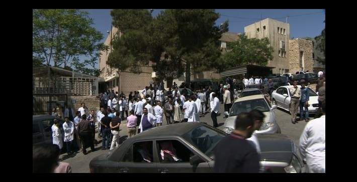 أطباء الأردن يكتحلون بالسواد بوداع المغدور
