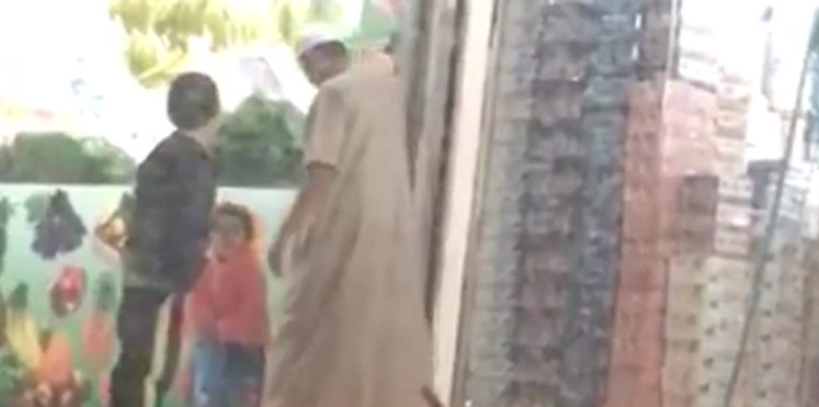 فيديو صادم.. مسن يتحرش بطفلة في