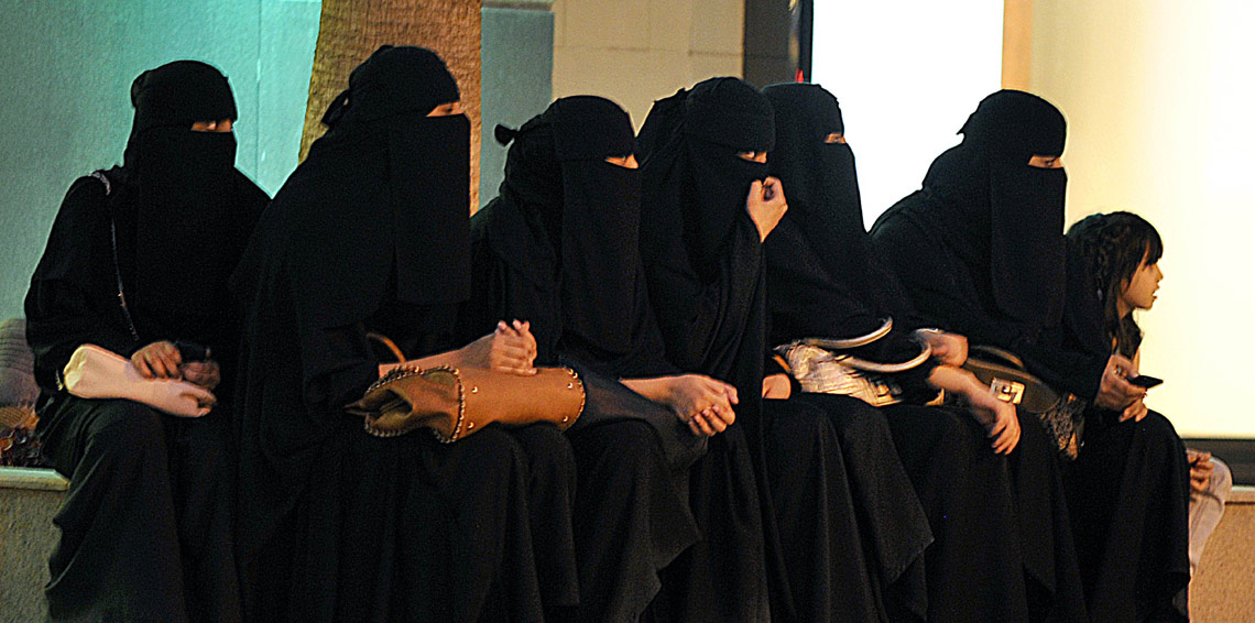 بالفيديو.. تحرش بفتاتين إحداهما “متبرجة” في