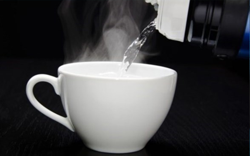 6 فوائد لشرب الماء الدافئ منها