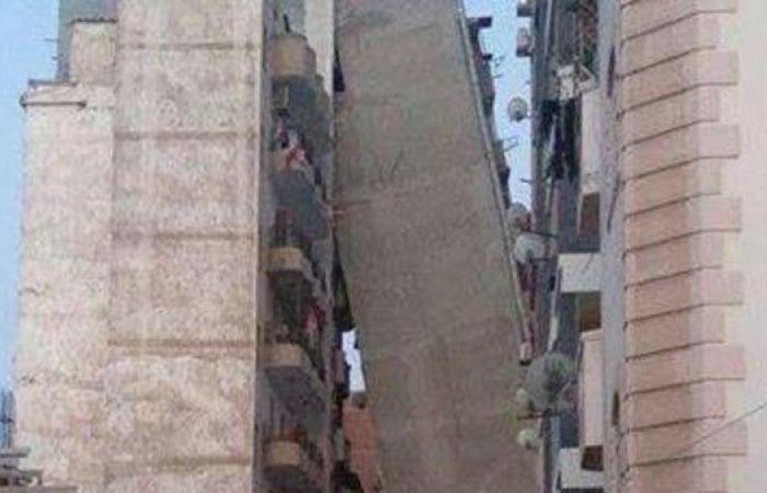 بالفيديو.. بناية تميل على أخرى في
