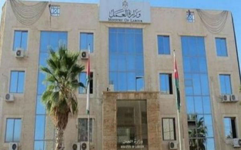العمل تنهي إضرابا للعاملين في شركة