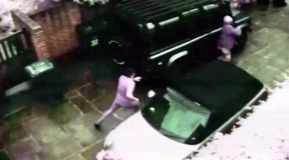 بالفيديو: طفل يرهب لصوصا هاجموا والدته