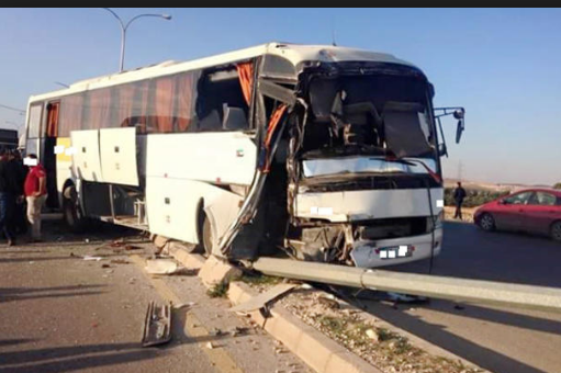 (3) إصابات بتدهور حافلة جديدة لمعتمرين