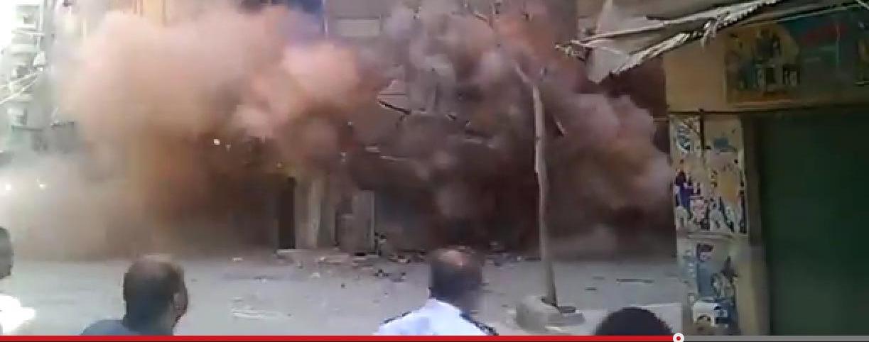 شاهدي لحظة انهيار مبنى سكني في