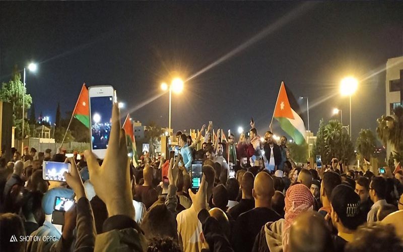 محتجون يدعون للإفطار على الدوار الرابع