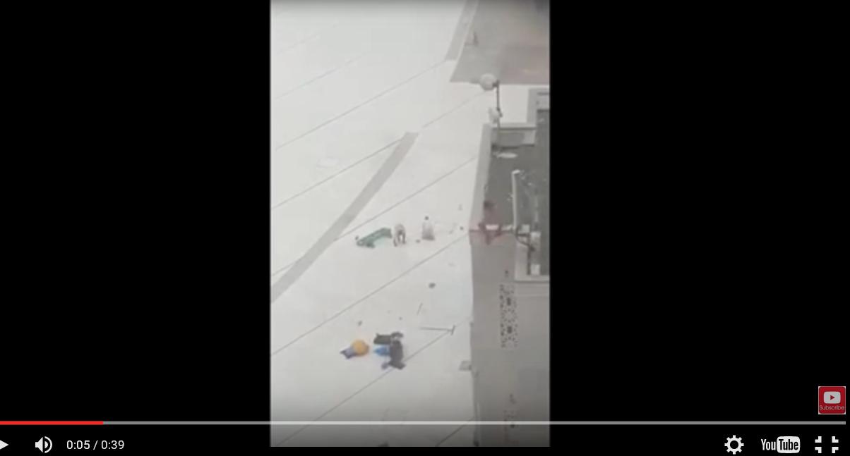 بالفيديو: حجاج يتطايرون في الحرم المكي