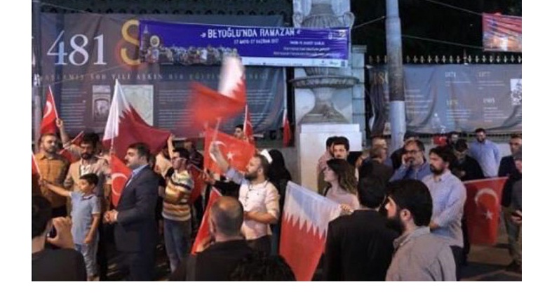 هاشتاغ اليوم: الأتراك يدعمون قطر بعلم