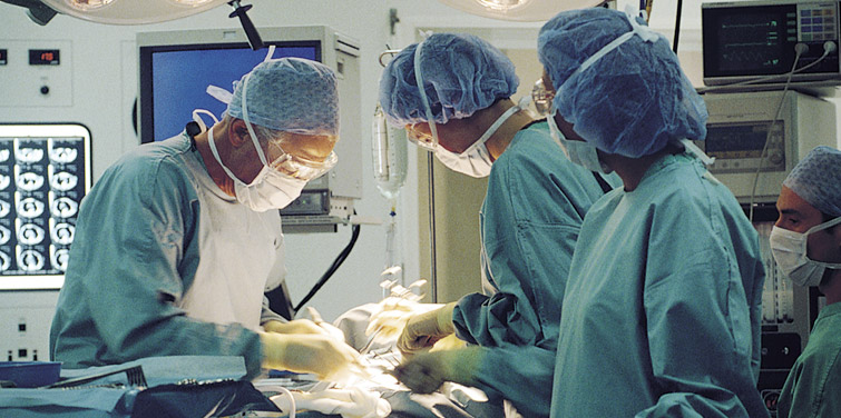 موسيقي هندي يعزف على الجيتار أثناء