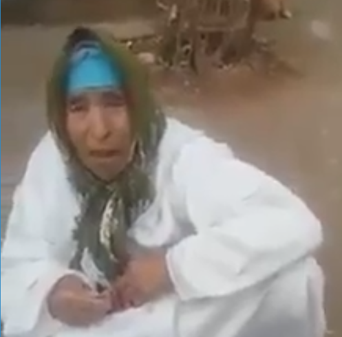 بالفيديو.. شاب يرمي والدته في الطريق