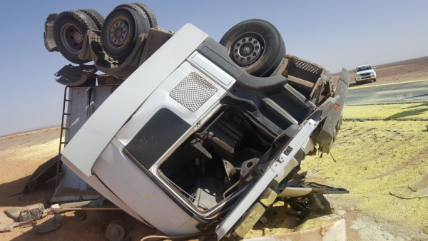 اصابة شخصين بانقلاب شاحنة محملة بالكبريت