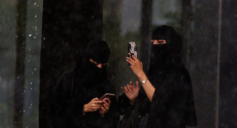 سعودية تصف سائقا بالحمار لتدخله في