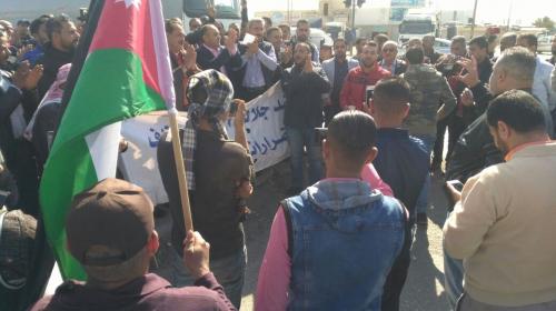 بالصور.. تجار الحرة يغلقون معارضهم رفضا