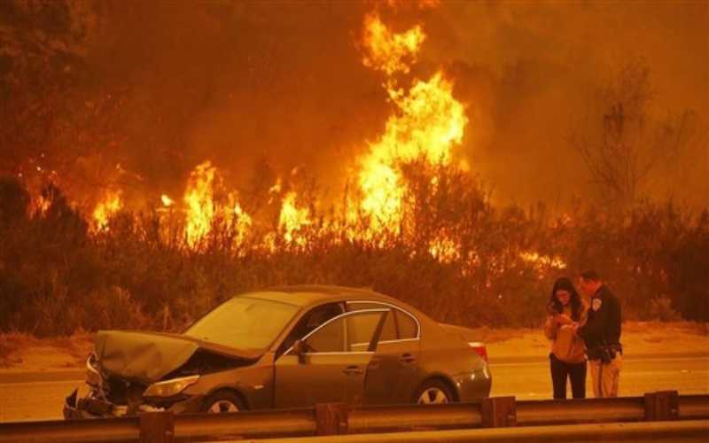 كاليفورنيا: الآلاف السكان يغادرون منازلهم بعد