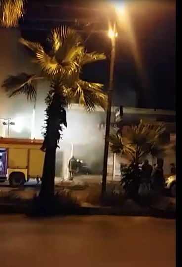 بالفيديو.. مجهولون يحرقون منزلا ومحلا تجاريا