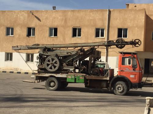 ضبط حفارة مرخصة تحفر بئرا مخالفة