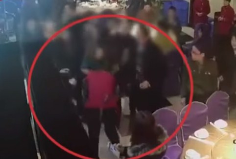 ضرب جماعي لعاملة مطعم بسبب تأخرها