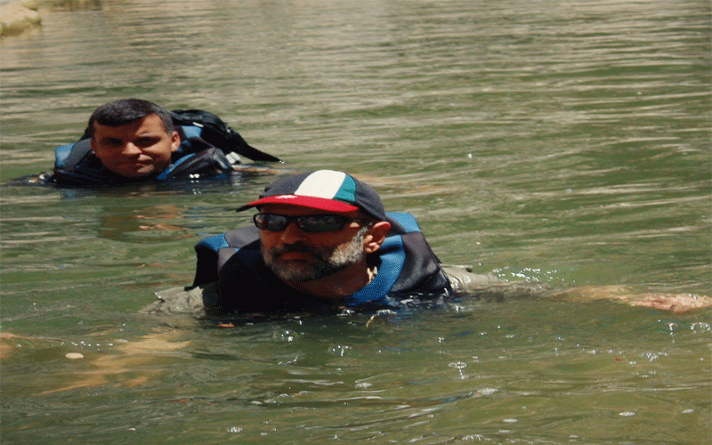 ذيبان.. .الرئيس الرزاز يسبح في وادي