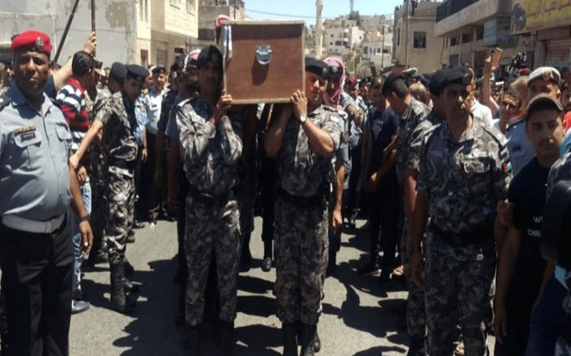 الأردنيون يشيعون جثمان الشهيد علي قوقزة