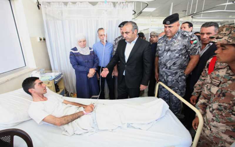 أمين عمان يعود مصابي الدرك والأمن