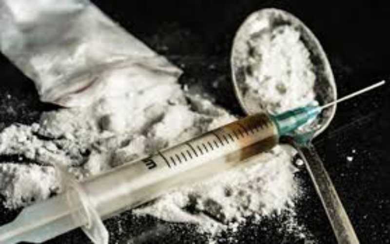 زوجان مدمنان على المخدرات يأكلان لحوم