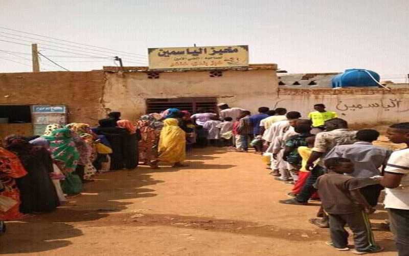 السودانيون يعانون من نقص الخبز مع